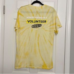 Keen Footwear Volunteer Men’s / Unisex Yellow & White Tie Die Cotton T-Shirt